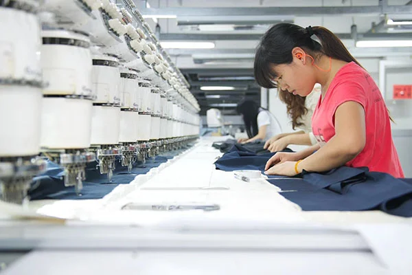 Double-needle and overlock stitching workstation