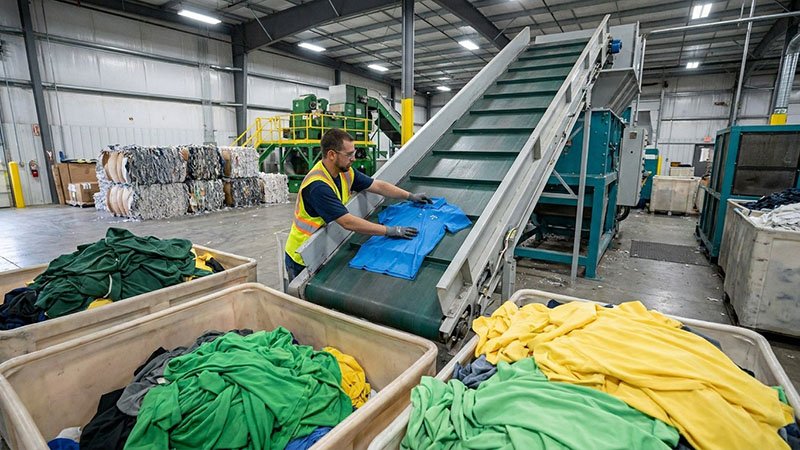 Circular economy for golf apparel A diagram showing the circular economy of apparel: from shirt to fibers to new shirt
